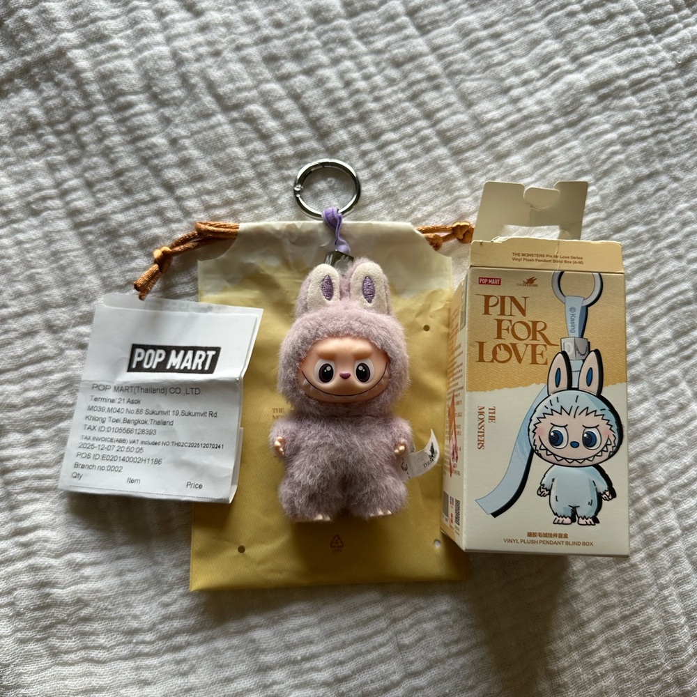 Popmart labubu pin for love